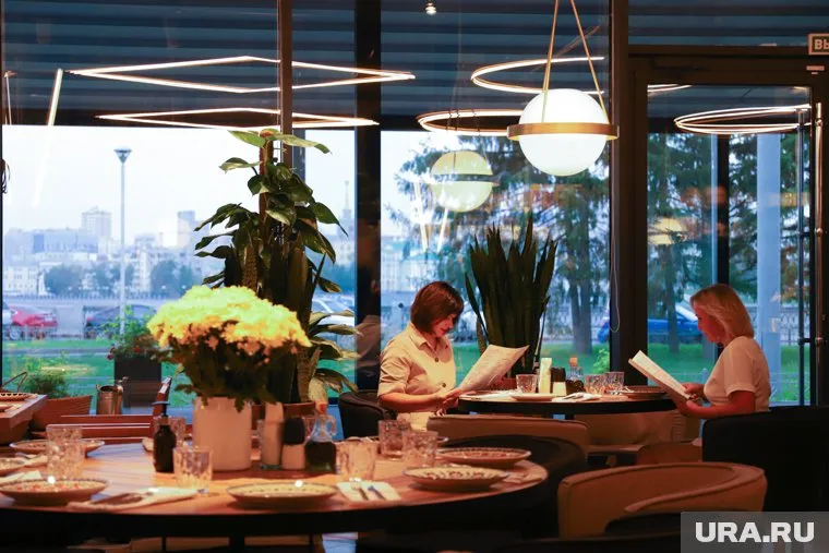 О том, как пандемия повлияла на работу ресторанного бизнеса и к каким уловкам прибегает общепит, чтобы выжить — узнаем из нового подкаста