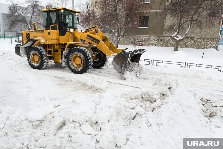 Сугробы достигают полутора метров