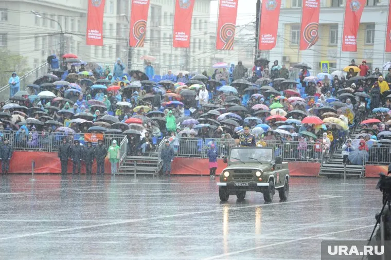 Во время парада в Челябинске шел проливной дождь
