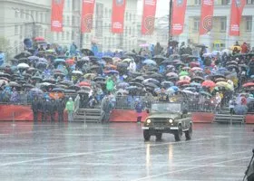 В Челябинске под проливным дождем прошел парад Победы
