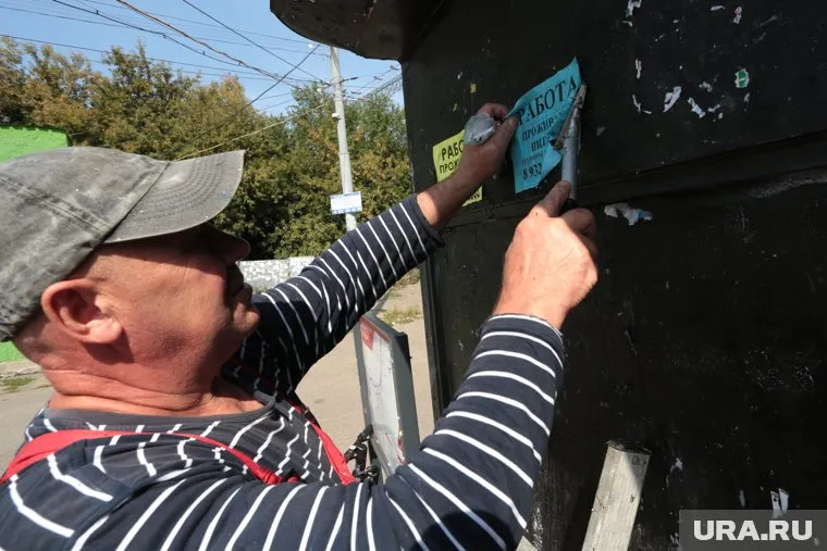 Около 12 млн в год уходит на ремонт остановок