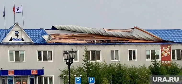 Кровлю районной администрации свернуло порывами ветра