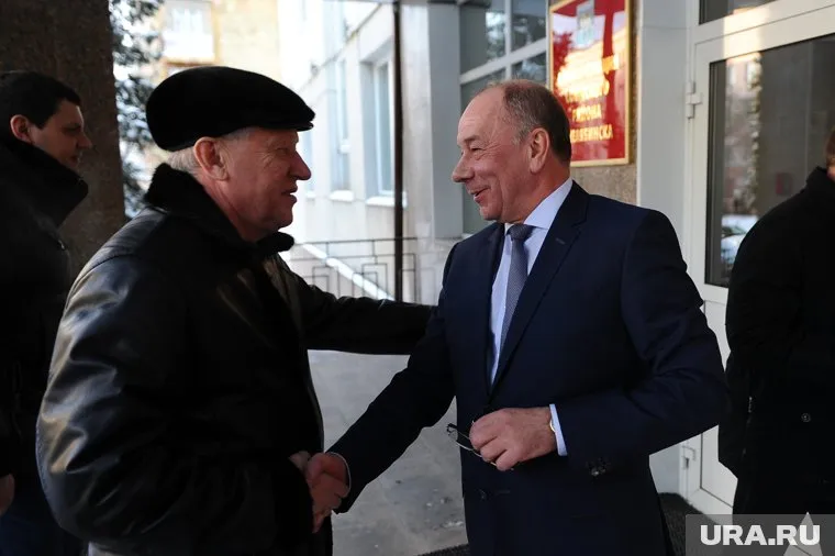 Михаил Буренков (справа) подал в отставку, Евгений Тефтелев назвал его человеком-легендой