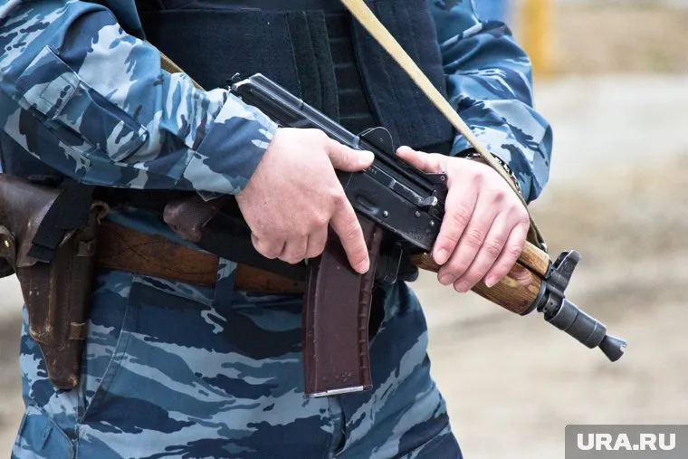 Задержанного везут в больницу с ранением, пишут СМИ