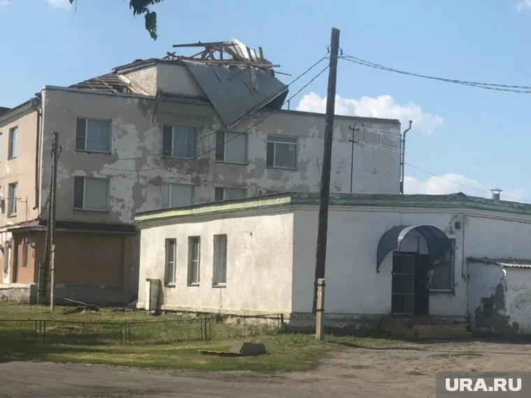 Штормовой ветер сорвал часть крыши в Целинной ЦРБ 7 апреля