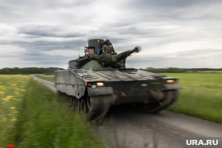 Солдаты РФ впервые на Украине захватили шведскую БМП CV-90