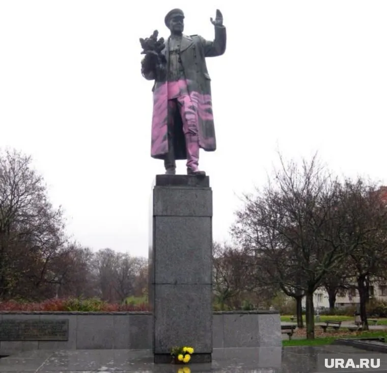 В 2014 году в Праге неизвестные испачкали краской нижнюю часть статуи Конева. Через три года памятник советскому маршалу и вовсе снесли