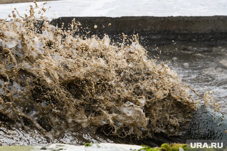 Поток воды хлестал буквально из-под земли (архивное фото)