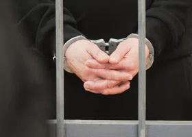 Пьяный россиянин с тесаком напал на полицейских в Корее