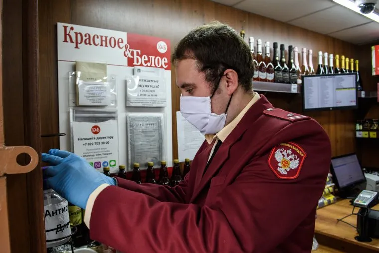 Сотрудник Роспотребнадзора в магазине "Красное и белое". Екатеринбург