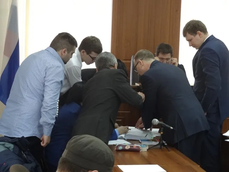 Судебный процесс "очкарик против южан" фотки Гусельникова ДОБАВКА