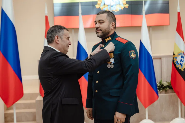 Хинштейн вручил медали за освобождение Курской области в день Героя Отечества