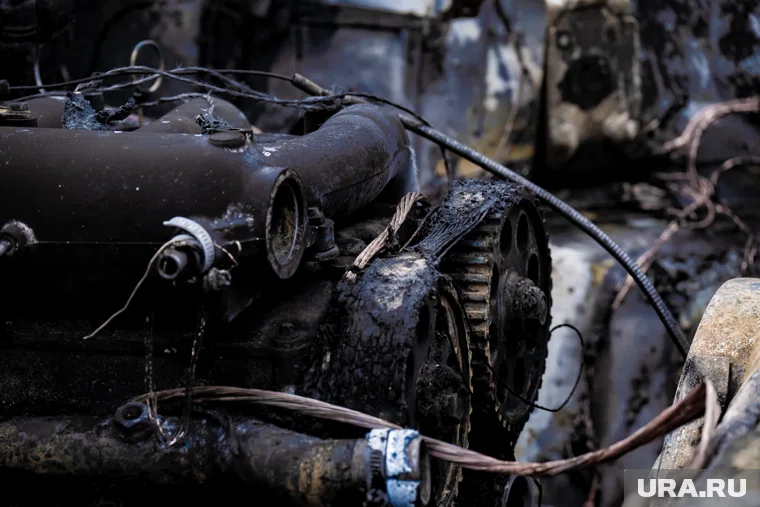 Искры от сварки уничтожили автомобиль