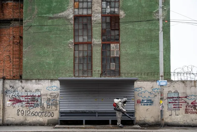 Санитарная обработка остановок общественного транспорта во время пандемии коронавируса COVID-19. Екатеринбург