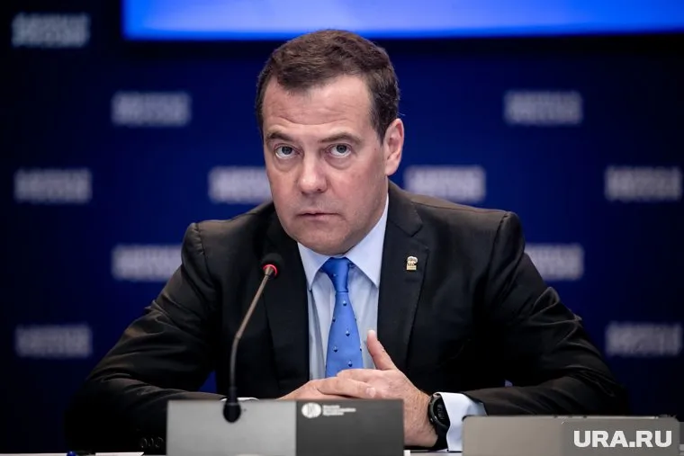 Медведев обсудил с Медведчуком закрытие трех украинских телеканалов