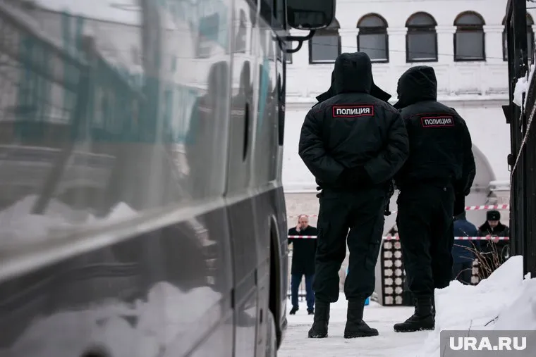 Один полицейский был убит, другой получил ранения около здания МВД