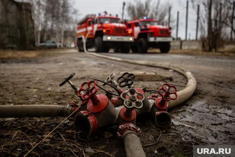 В Курганской области пожар распространился на несколько жилых строений