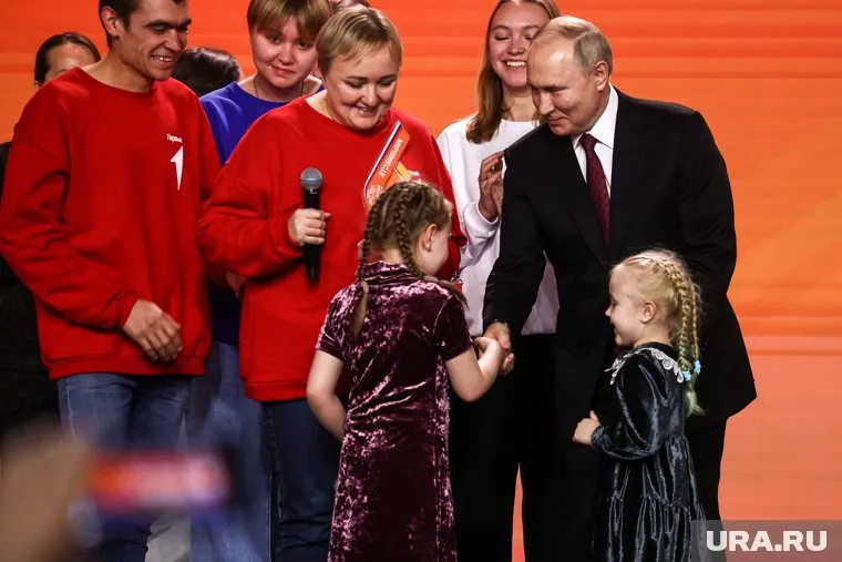 В России нужно создать условия для появления многодетных семей, заявил Путин