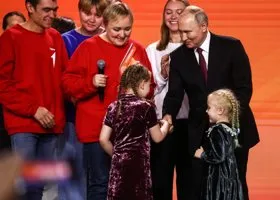 Путин поручил ввести в России моду на многодетность