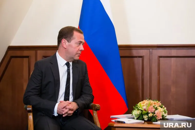 Медведев уволил Александра Суринова