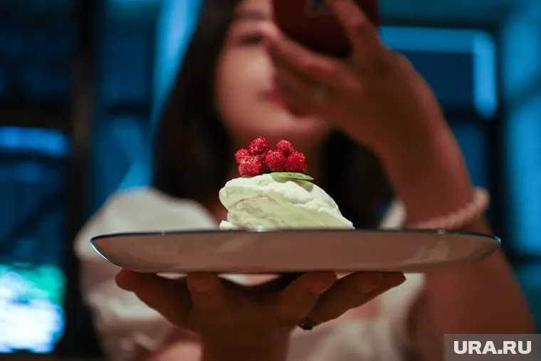 Мороженое подавали с орехами и ягодами