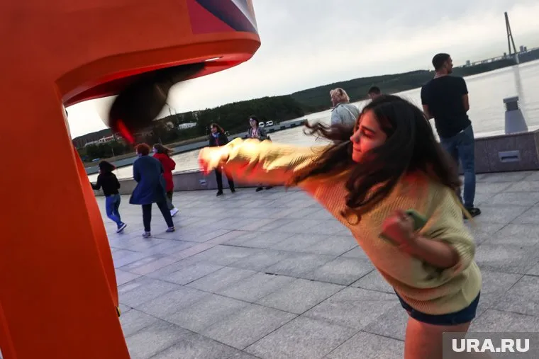 Пермяки отрабатывают силу удара на уличных тренажерах (архивное фото)