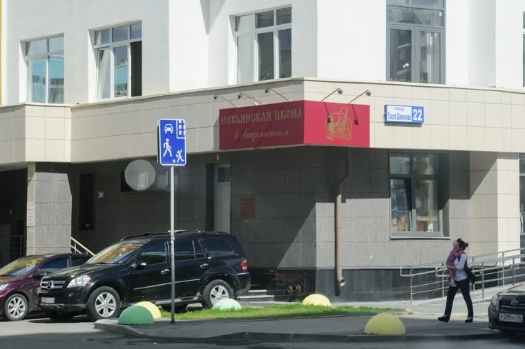 Евгений Беляев проводит экспертизу невьянской иконы. Екатеринбург