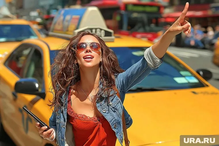 Недовольные клиентки обматерили таксиста и отпинали авто