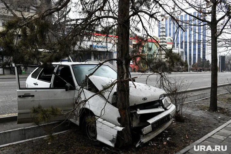 Екатеринбуржец на «ВАЗ» не справился с управлением во время дрифта и врезался в дерево (архивное фото)