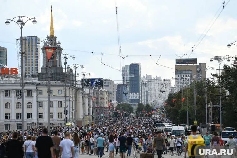 Тысячи екатеринбуржцев гуляют на улицах города