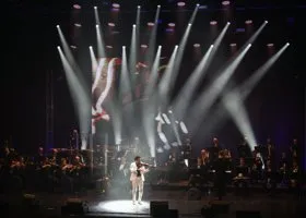 В Екатеринбурге толпа детей выстроилась в очередь к популярным блогерам