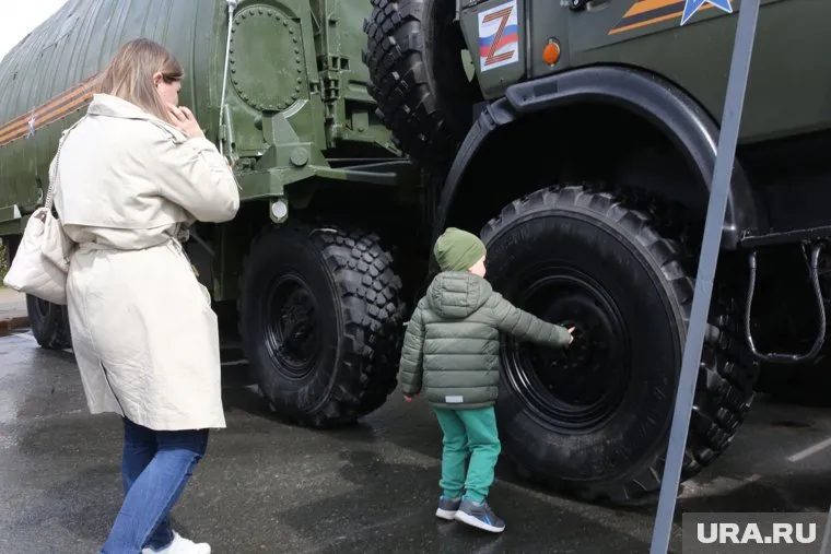В течение дня тюменцы могли полюбоваться стоящей техникой на площадке у технопарка