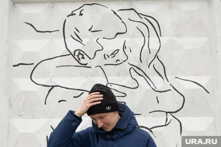 Илья за последний месяц создал две работы в Екатеринбурге. Одна из них находится на расселенном доме на перекрестке Папанина-Челюскинцев