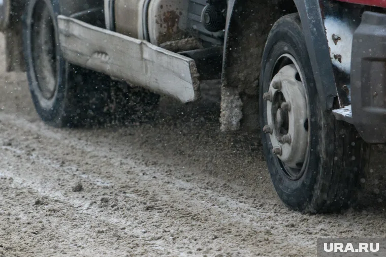 Фуру пришлось вытаскивать из кювета на трассе М-5