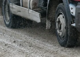 На челябинской трассе М-5 фура вылетела в кювет, движение пришлось остановить