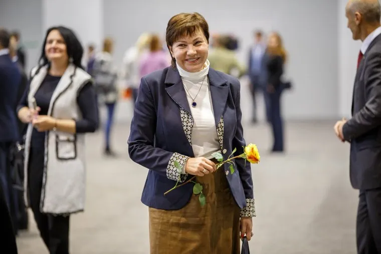 Заседание губернатора с главами МО и правительством в МВЦ Екатеринбург ЭКСПО, роза, улыбка, цветок, радость, кулаченко галина