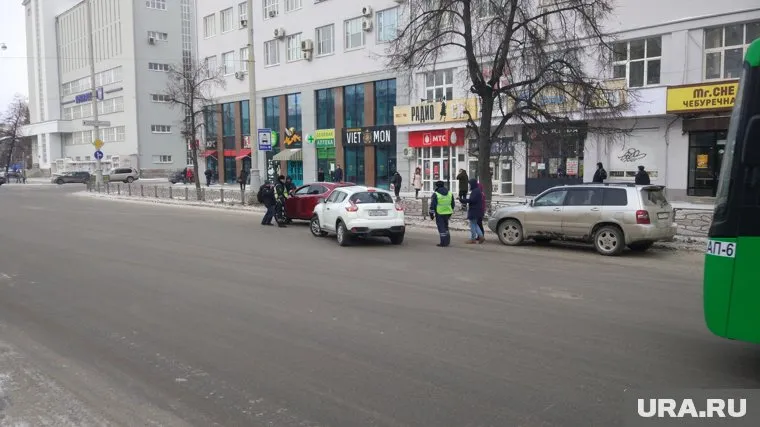 Инспекторы на улицах вручают женщинам тюльпаны