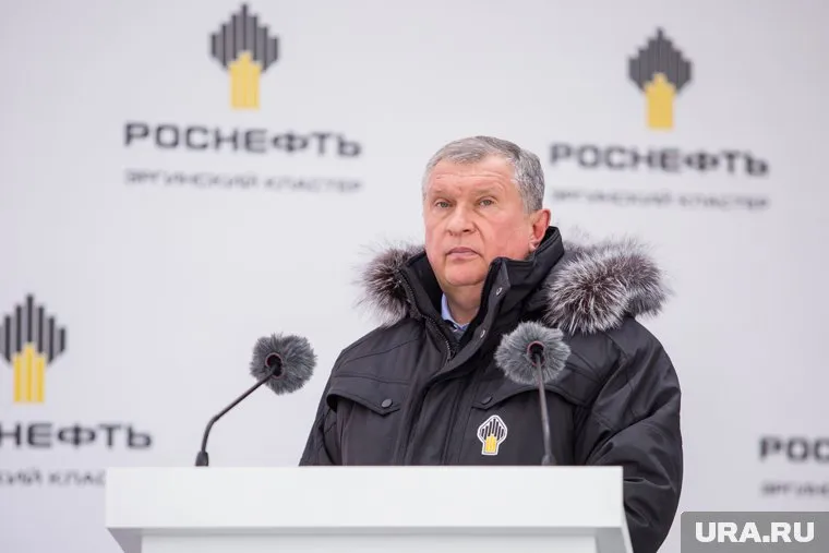 В ходе оперативного эксперимента глава «Роснефти» передал 2 млн долларов