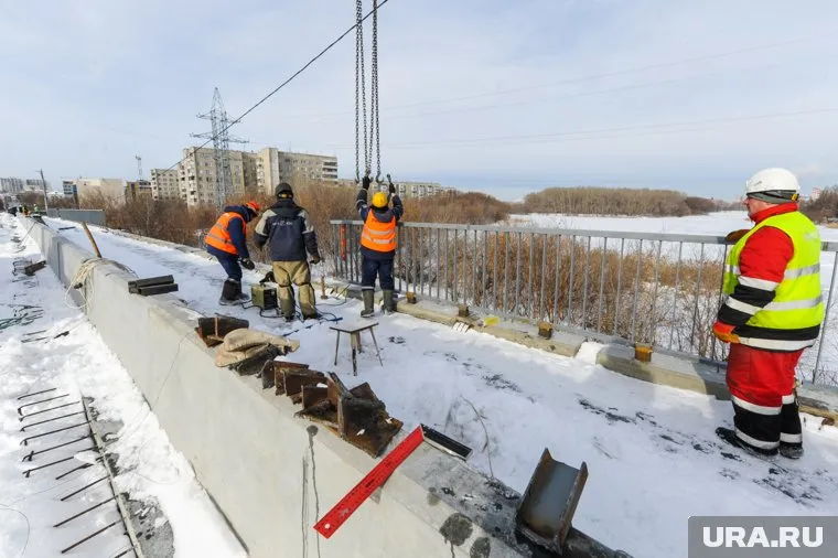 Ремонт моста продлится до конца октября (архивное фото)