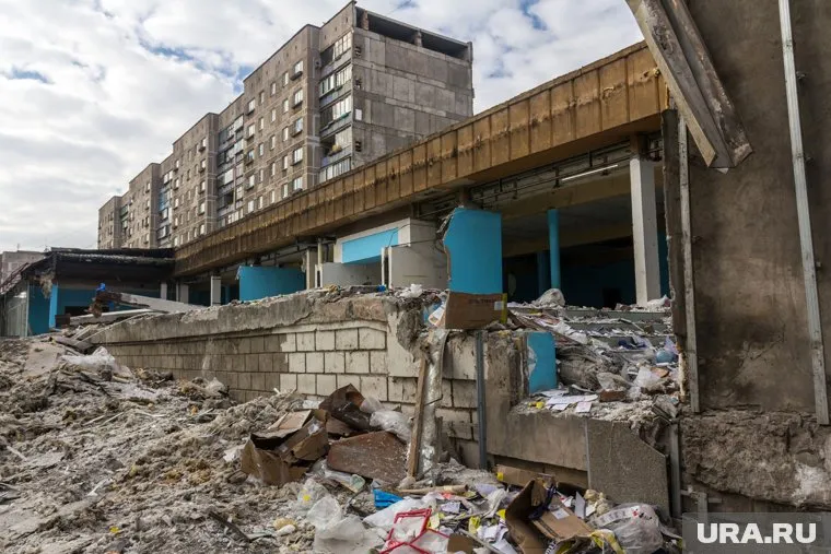 Часть магазина снесли после демонтажа подъездов