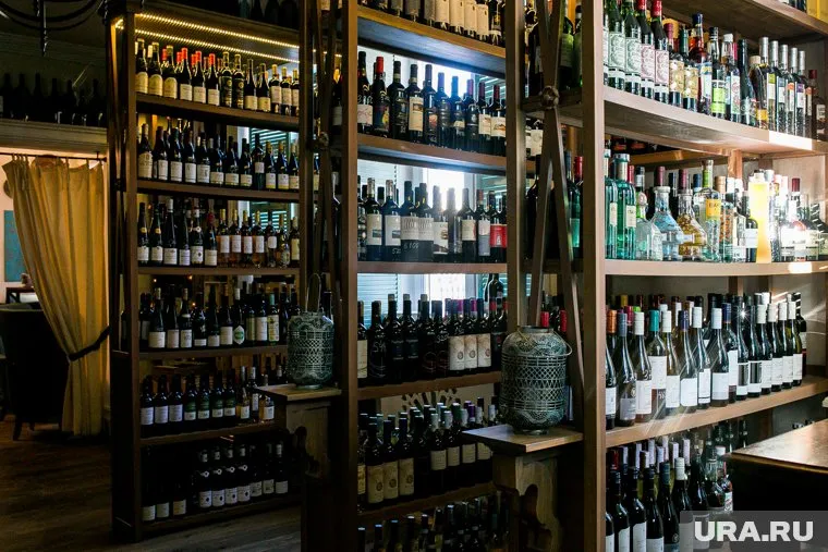 Прием малых доз алкоголя уменьшает риск инфаркта, заявил врач.