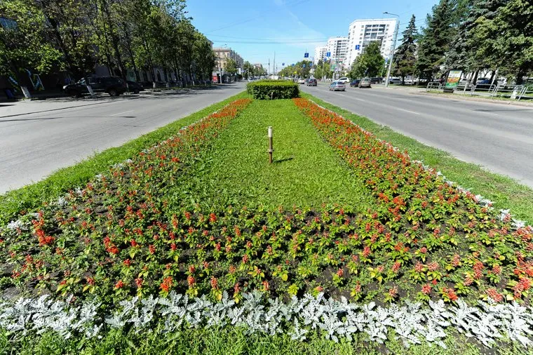 Городские клумбы. Челябинск, клумба по проспекту ленина