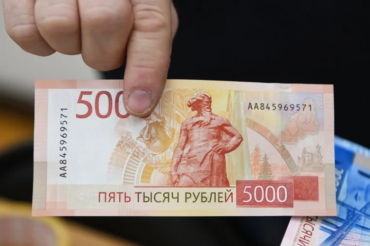 Процесс вакуумизации предметов для Капсулы времени. Екатеринбург
