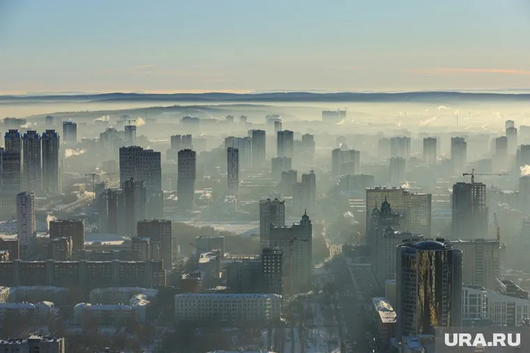 На городом образовалась дымка и возник неприятный запах