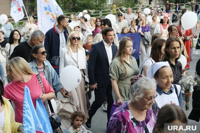 Мэр Алексей Лошкин принял участие в праздничном шествии