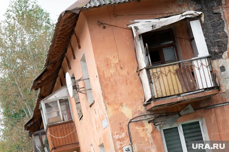 Сейчас многодетная мама живет в старом доме и платит кредит за новую квартиру