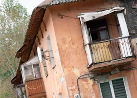 Многодетную мать из Красноярска оставили без квартиры по схеме Долиной