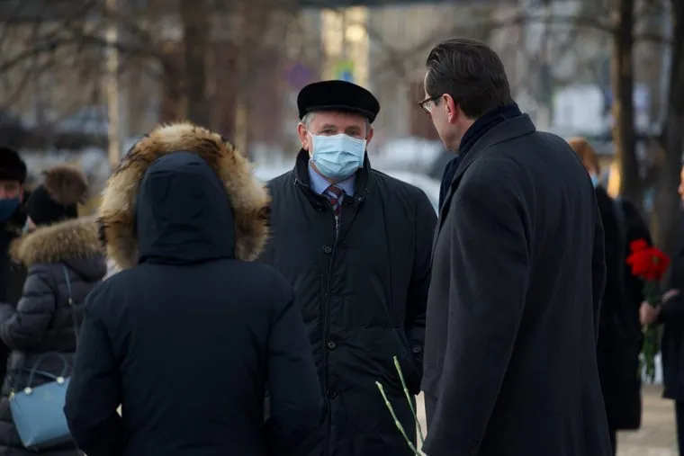 Возложение цветов к памятнику Б.Н. Ельцину. Екатеринбург