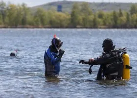 Водолазы обследуют дно карьера в поисках пропавшего в Артемовском мальчика