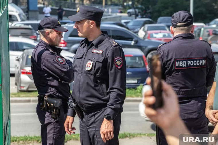Сотрудники устанавливают причастных к разгрому памятника Ленину в Кургане